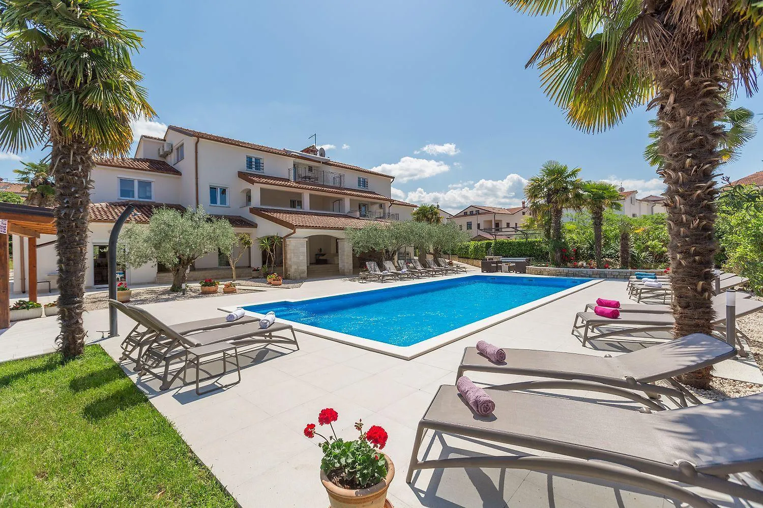 Strandnahes Apartment Mit 60M2 Grossem Pool, Bbq, Liegen, Nur 800 Meter Zum Strand Porec 0*,  Croatia