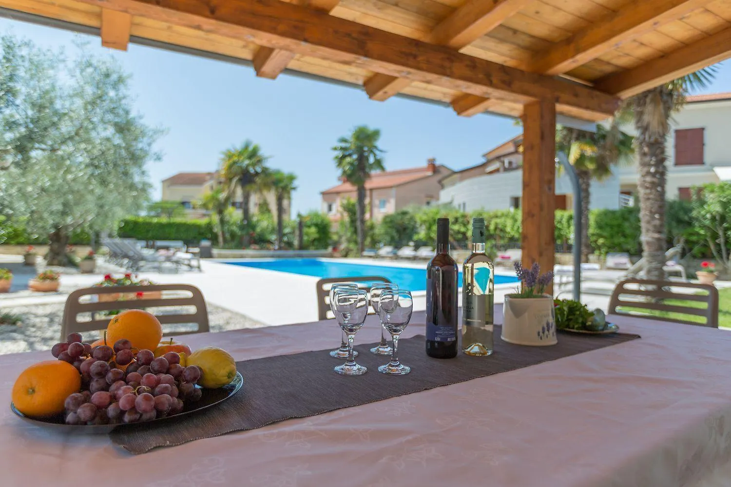 Strandnahes Apartment Mit 60M2 Grossem Pool, Bbq, Liegen, Nur 800 Meter Zum Strand Poreč