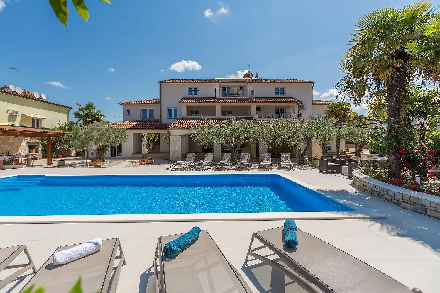 Strandnahes Apartment Mit 60M2 Grossem Pool, Bbq, Liegen, Nur 800 Meter Zum Strand Porec 0*,