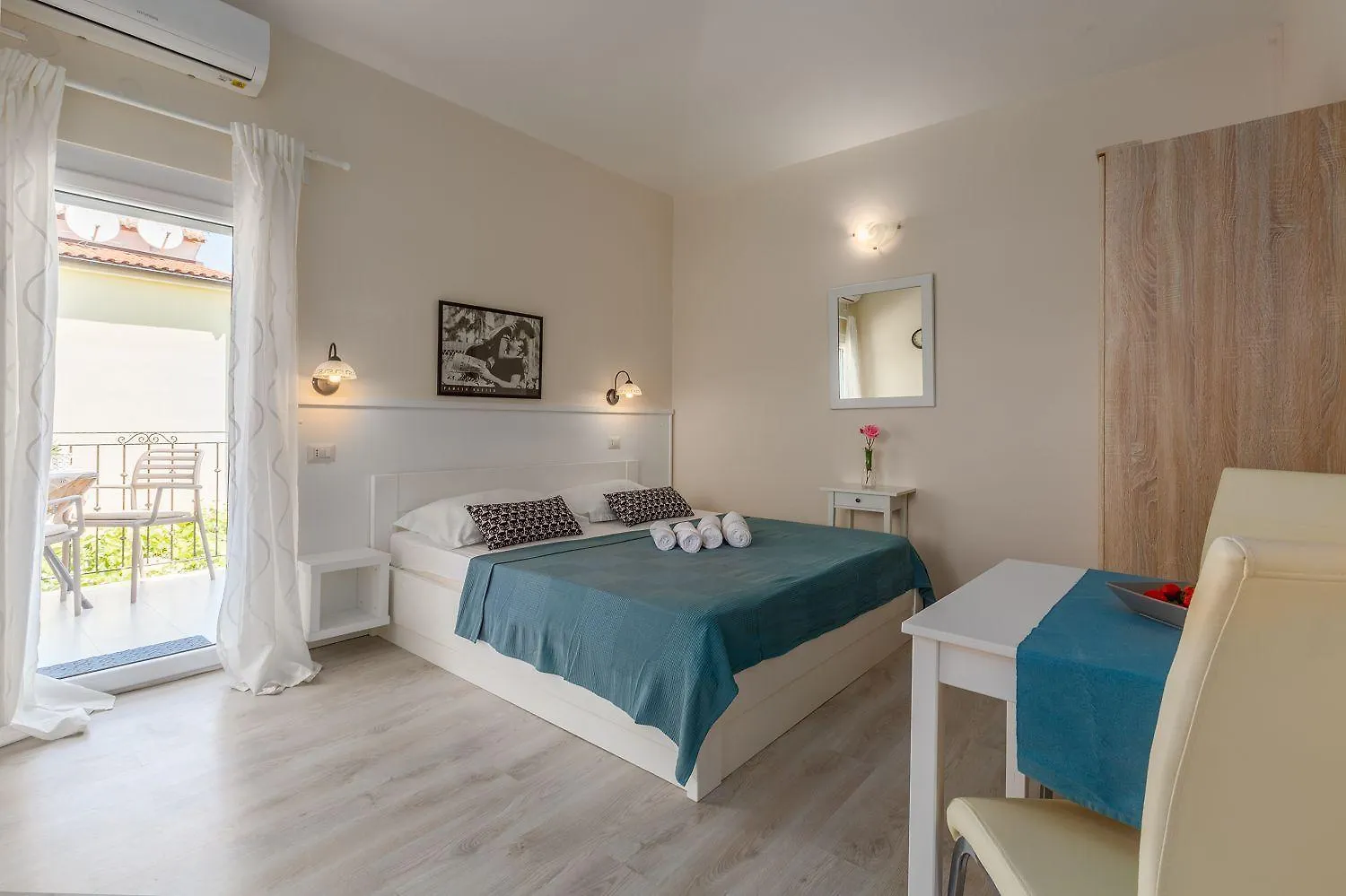 Strandnahes Apartment Mit 60M2 Grossem Pool, Bbq, Liegen, Nur 800 Meter Zum Strand Poreč Croacia