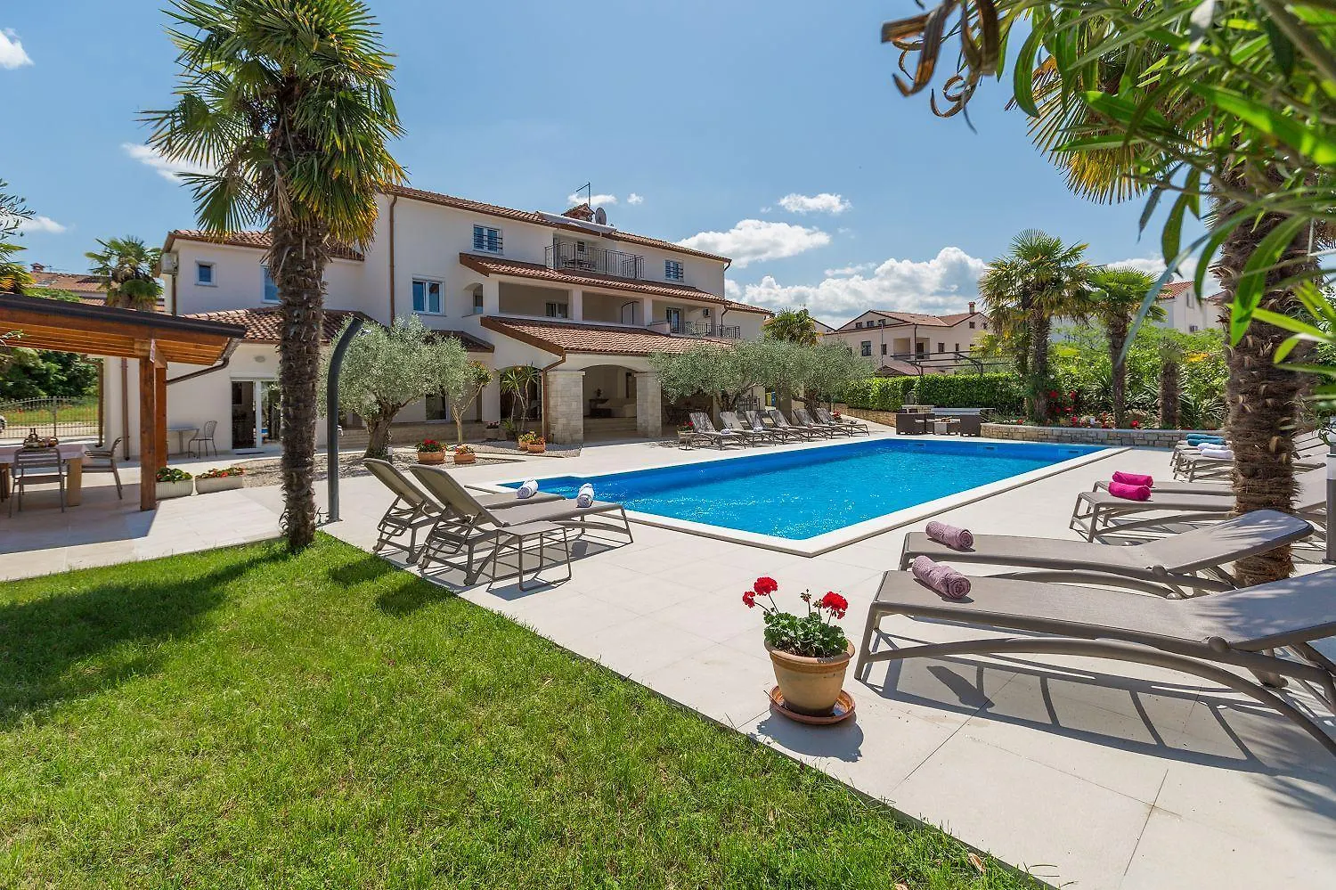Strandnahes Apartment Mit 60M2 Grossem Pool, Bbq, Liegen, Nur 800 Meter Zum Strand Porec