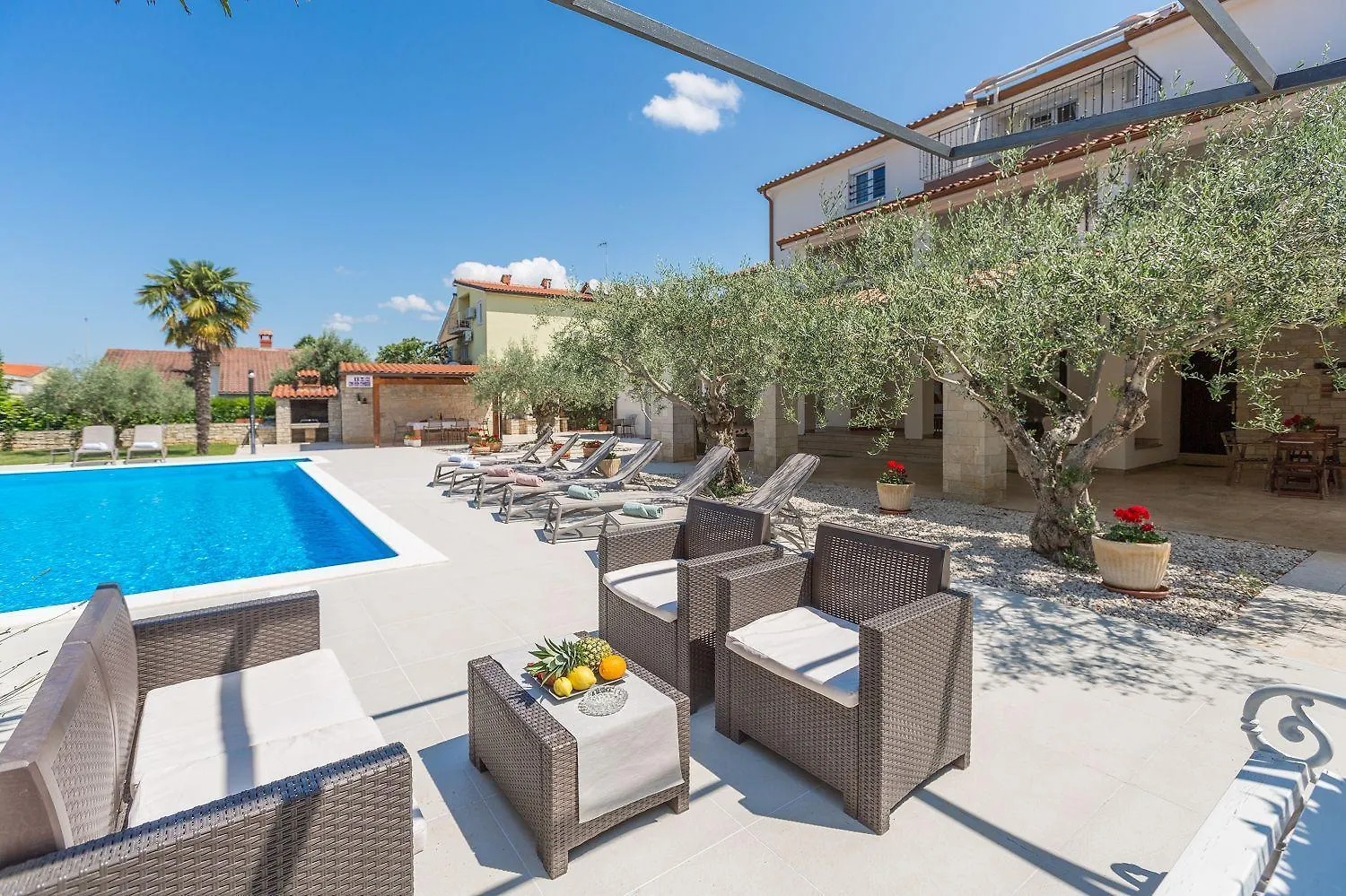 Strandnahes Apartment Mit 60M2 Grossem Pool, Bbq, Liegen, Nur 800 Meter Zum Strand Poreč