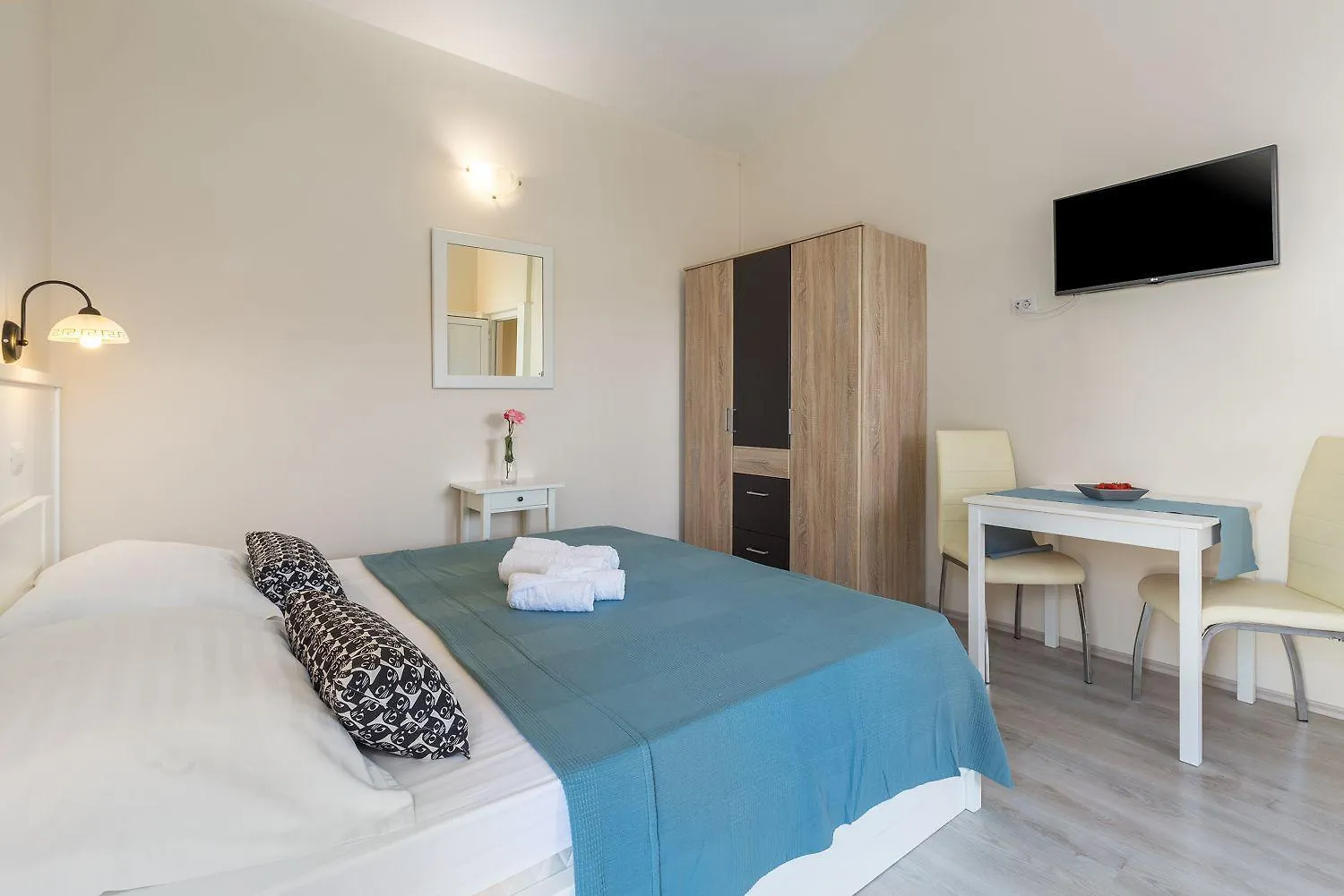 Strandnahes Apartment Mit 60M2 Grossem Pool, Bbq, Liegen, Nur 800 Meter Zum Strand Poreč