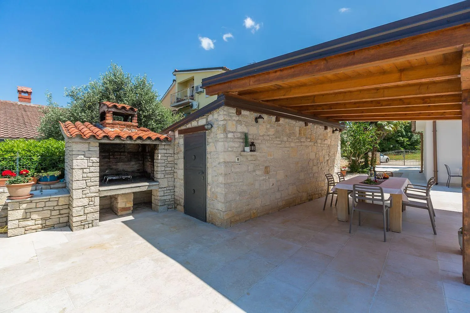 Strandnahes Apartment Mit 60M2 Grossem Pool, Bbq, Liegen, Nur 800 Meter Zum Strand Porec