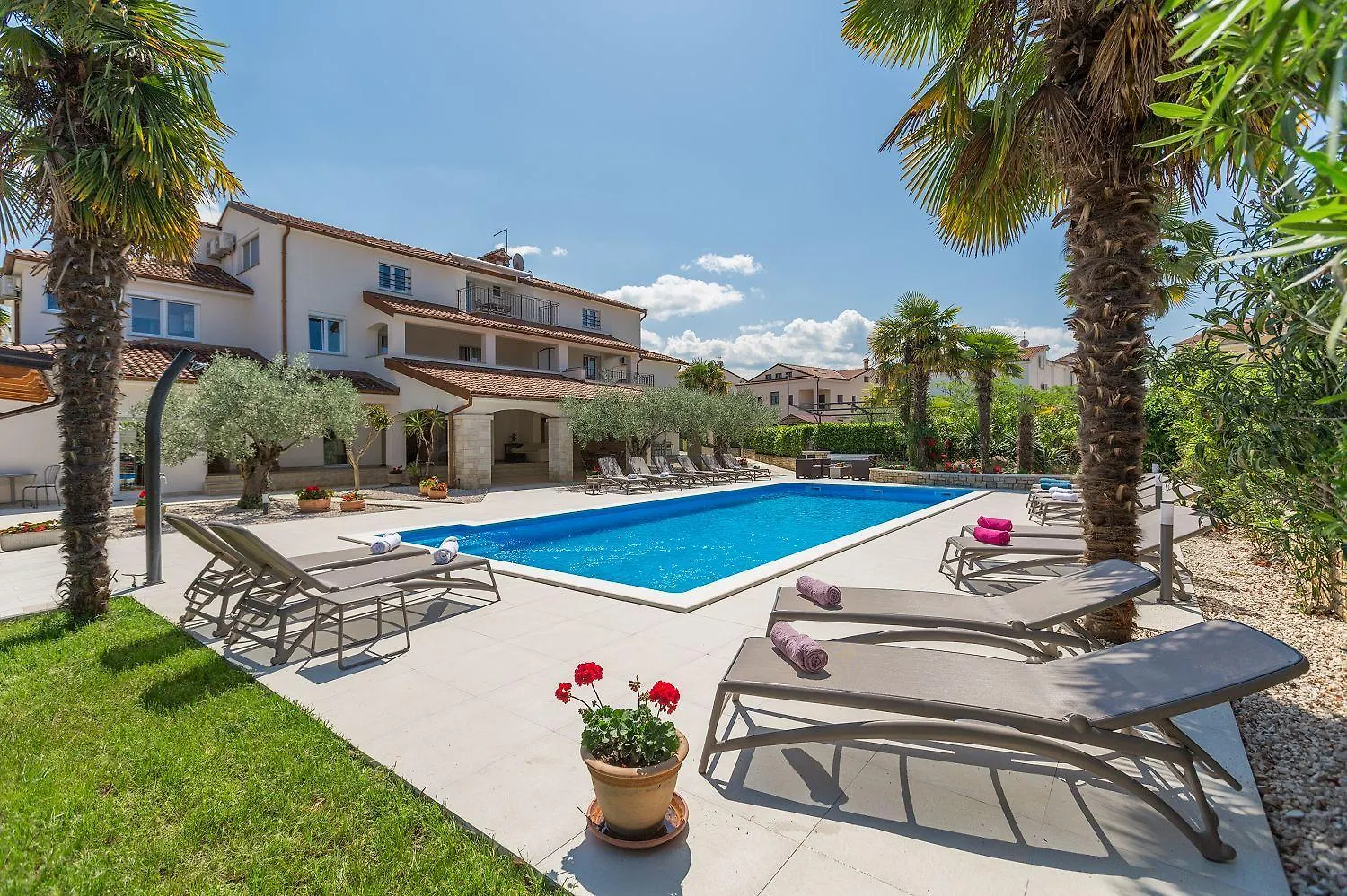 Strandnahes Apartment Mit 60M2 Grossem Pool, Bbq, Liegen, Nur 800 Meter Zum Strand Poreč