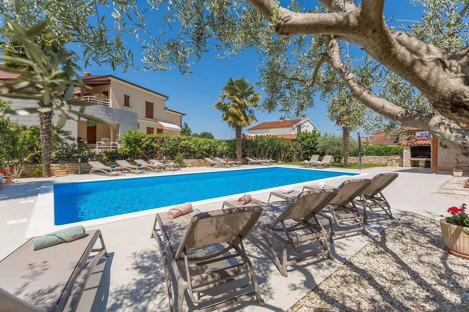 Strandnahes Apartment Mit 60M2 Grossem Pool, Bbq, Liegen, Nur 800 Meter Zum Strand location