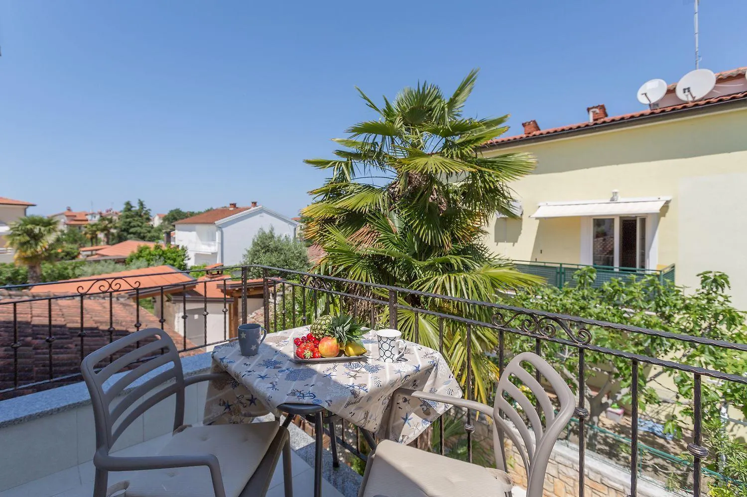 Strandnahes Apartment Mit 60M2 Grossem Pool, Bbq, Liegen, Nur 800 Meter Zum Strand Porec Croatia