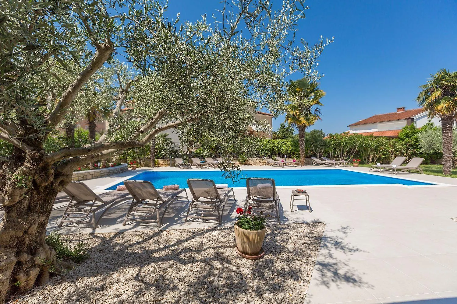 Strandnahes Apartment Mit 60M2 Grossem Pool, Bbq, Liegen, Nur 800 Meter Zum Strand Porec