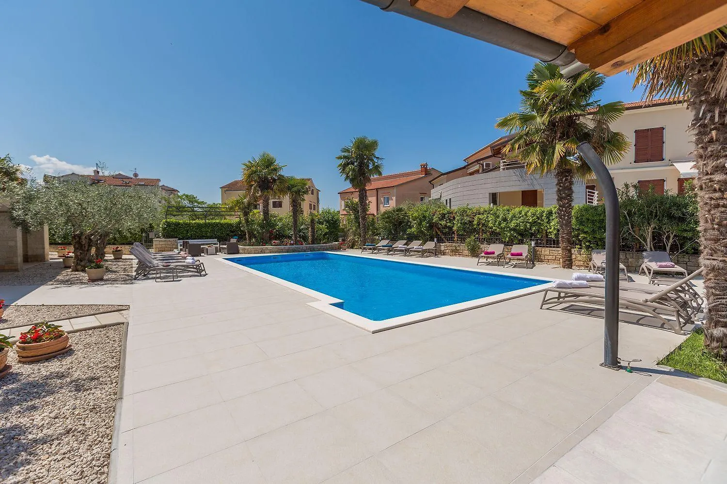 Strandnahes Apartment Mit 60M2 Grossem Pool, Bbq, Liegen, Nur 800 Meter Zum Strand Porec Croatia