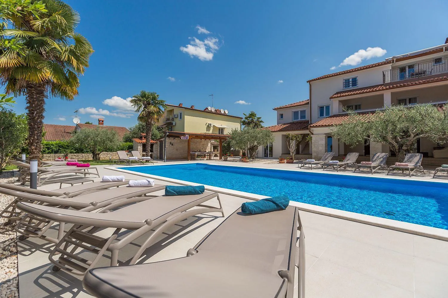 Strandnahes Apartment Mit 60M2 Grossem Pool, Bbq, Liegen, Nur 800 Meter Zum Strand Porec