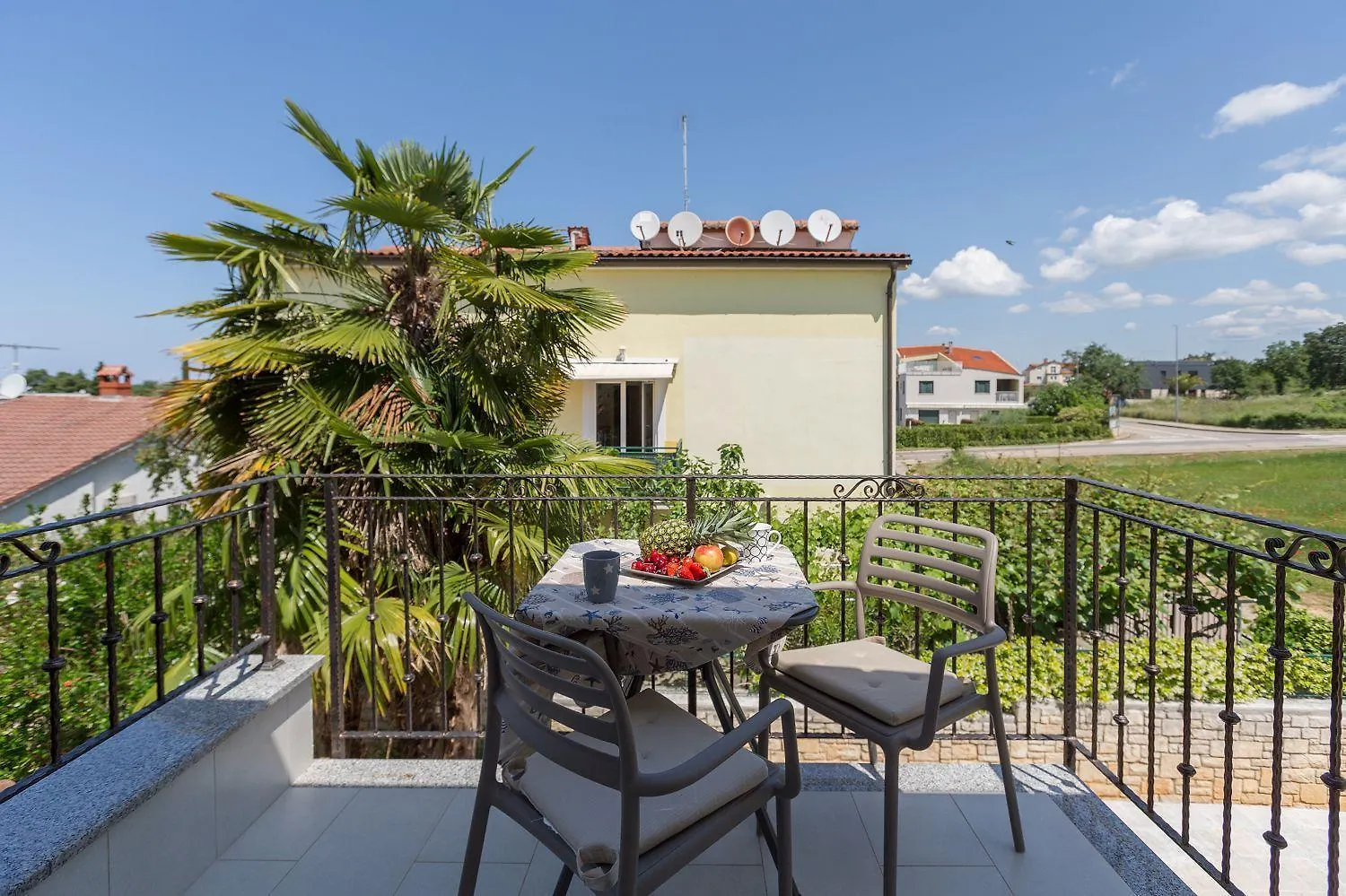 Strandnahes Apartment Mit 60M2 Grossem Pool, Bbq, Liegen, Nur 800 Meter Zum Strand Porec Croatia