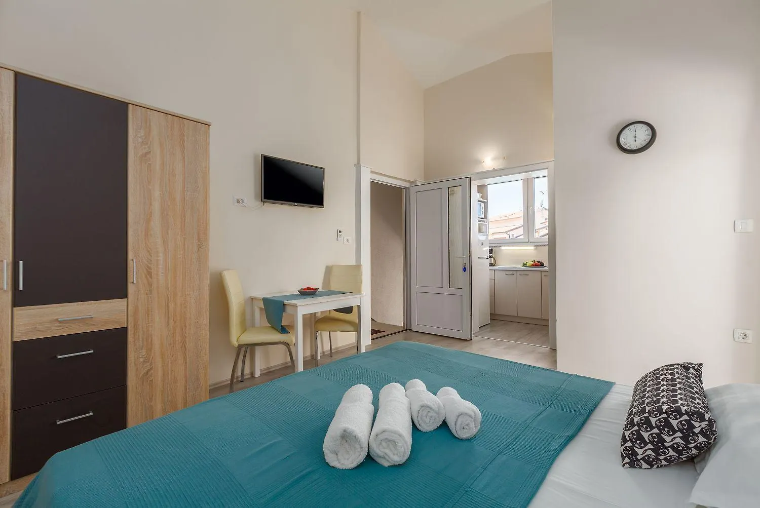 Strandnahes Apartment Mit 60M2 Grossem Pool, Bbq, Liegen, Nur 800 Meter Zum Strand Porec