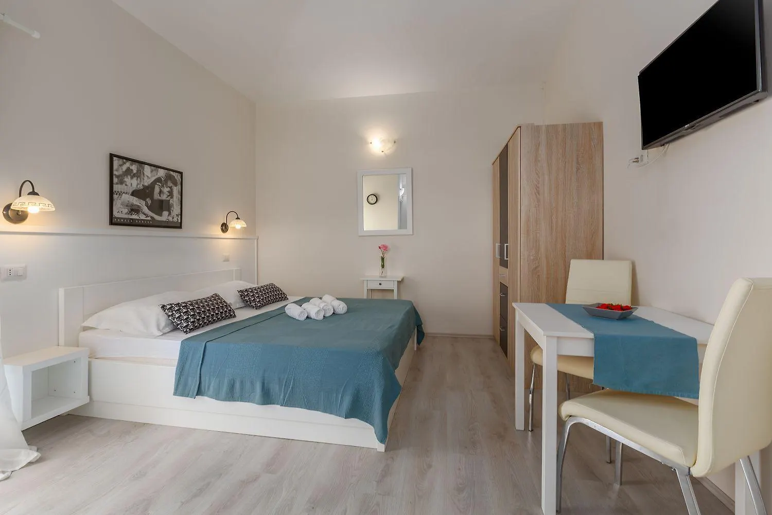 Strandnahes Apartment Mit 60M2 Grossem Pool, Bbq, Liegen, Nur 800 Meter Zum Strand Porec