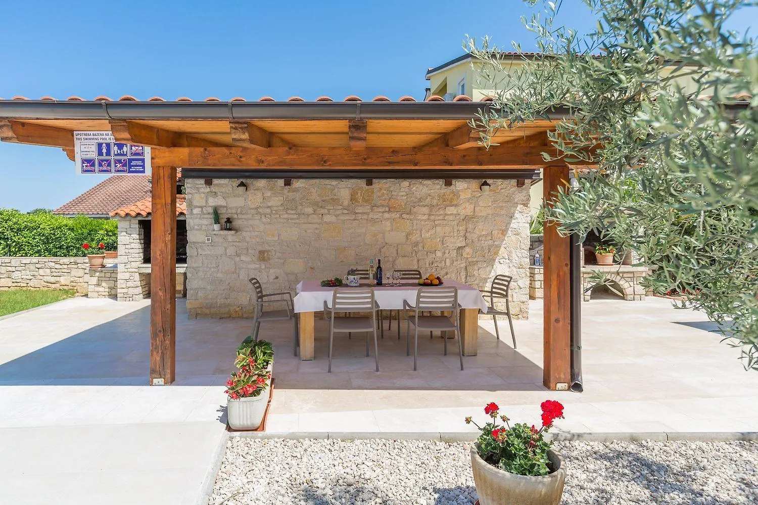 Strandnahes Apartment Mit 60M2 Grossem Pool, Bbq, Liegen, Nur 800 Meter Zum Strand Porec