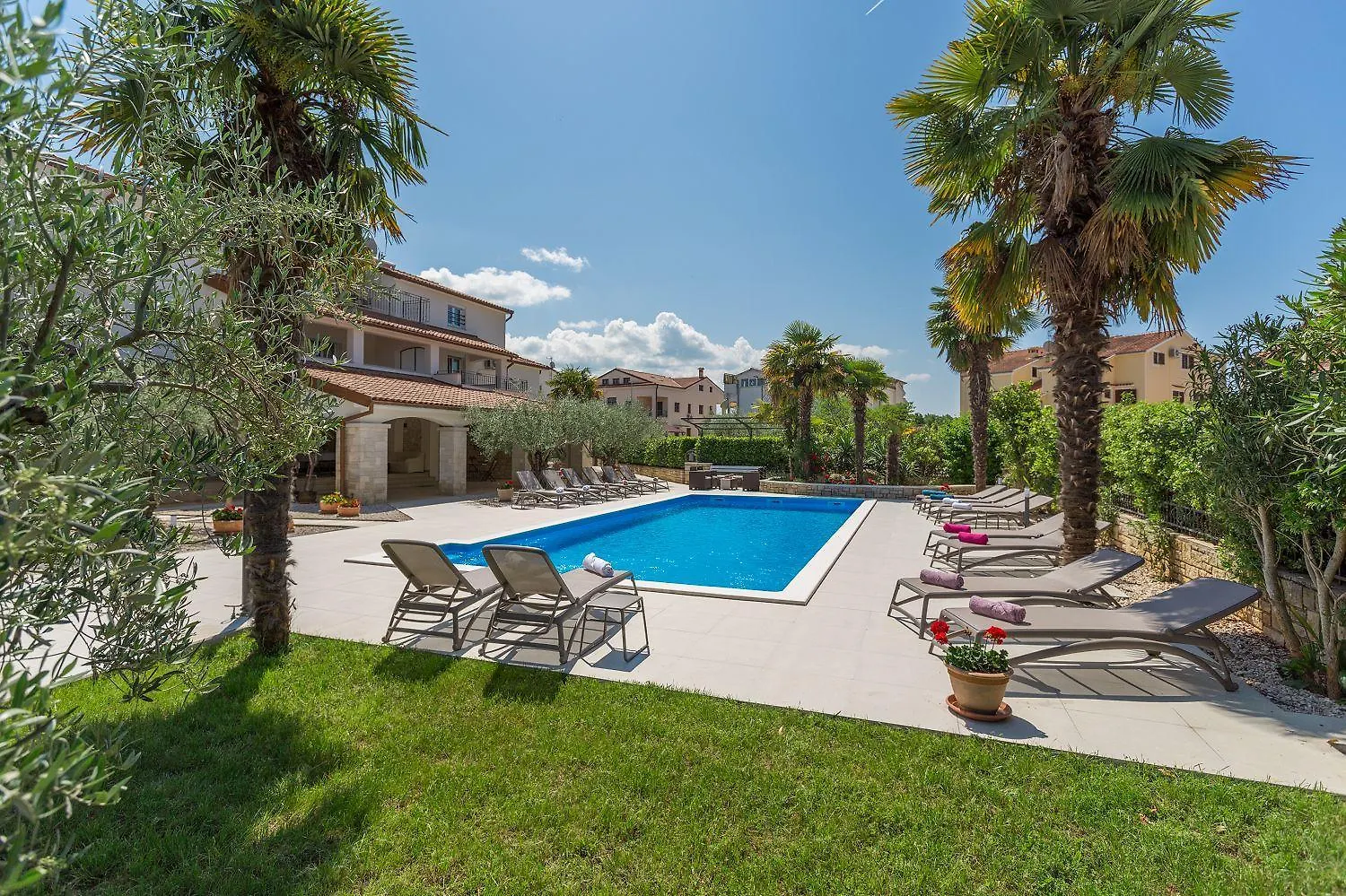 Strandnahes Apartment Mit 60M2 Grossem Pool, Bbq, Liegen, Nur 800 Meter Zum Strand Porec Croatia