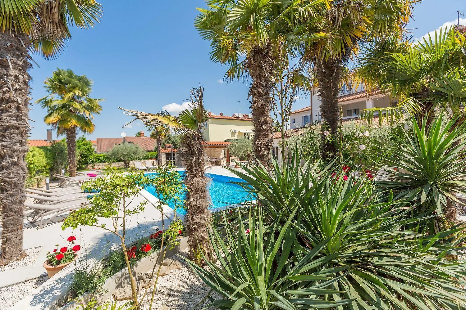 Strandnahes Apartment Mit 60M2 Grossem Pool, Bbq, Liegen, Nur 800 Meter Zum Strand Porec