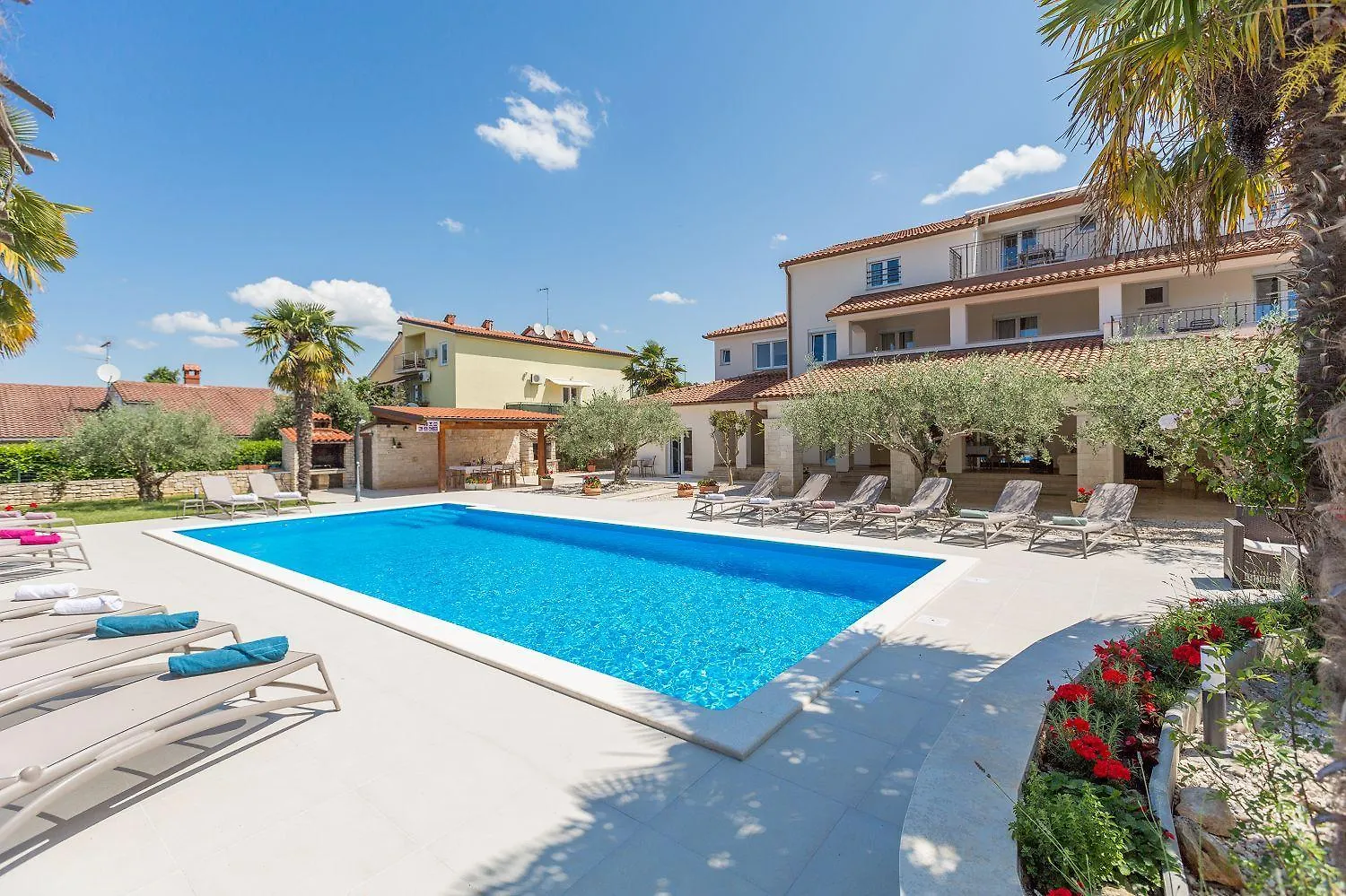 Strandnahes Apartment Mit 60M2 Grossem Pool, Bbq, Liegen, Nur 800 Meter Zum Strand Porec 0*,