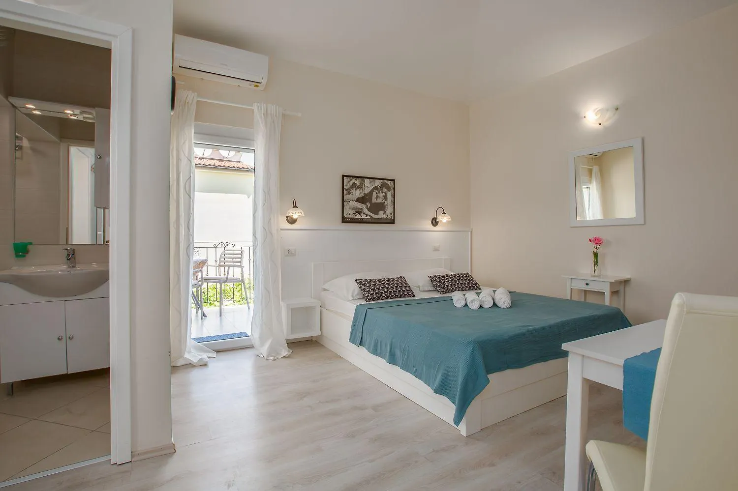 Strandnahes Apartment Mit 60M2 Grossem Pool, Bbq, Liegen, Nur 800 Meter Zum Strand Porec 0*,