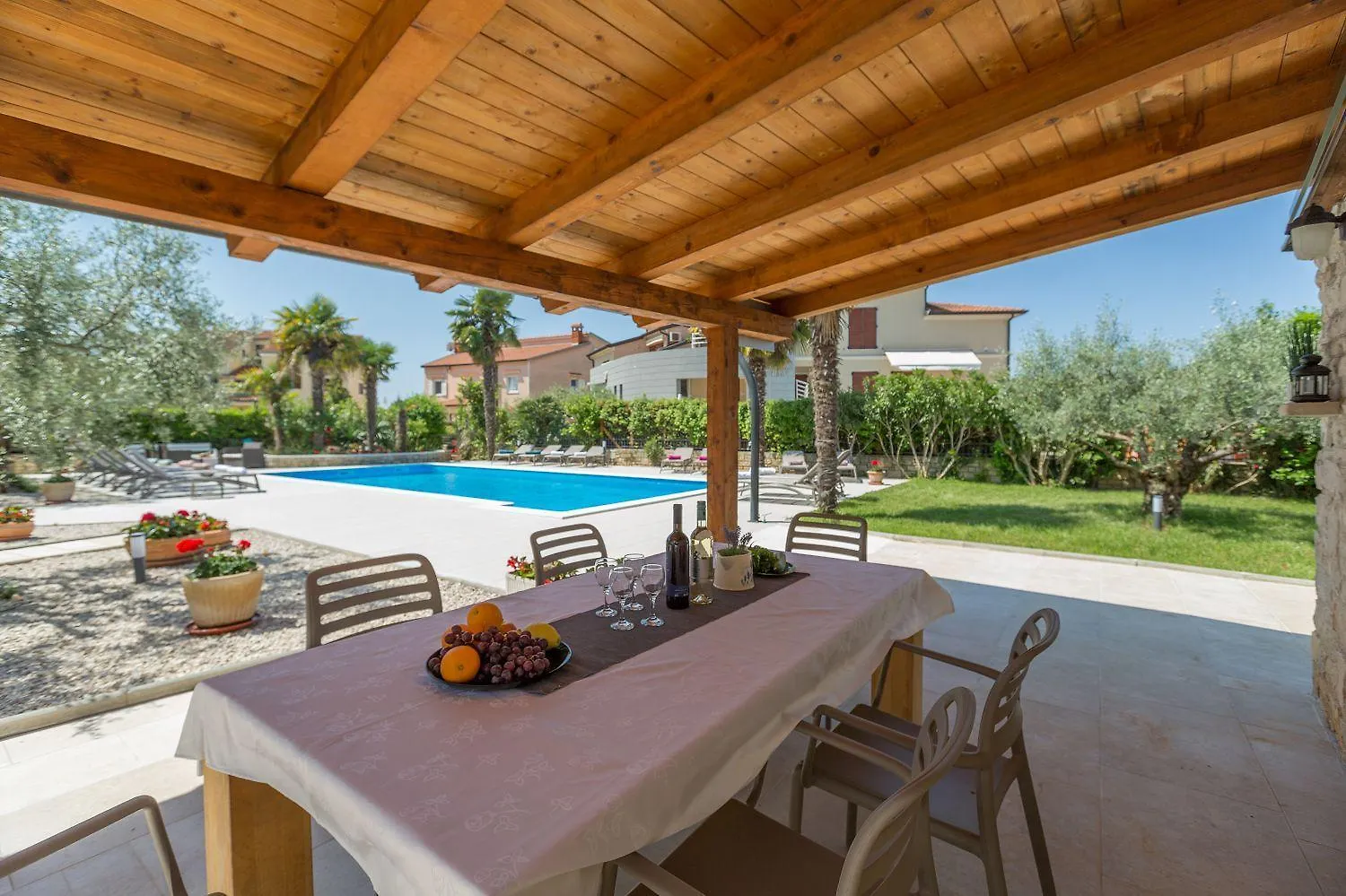 Strandnahes Apartment Mit 60M2 Grossem Pool, Bbq, Liegen, Nur 800 Meter Zum Strand Porec