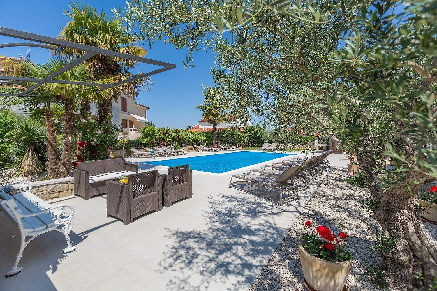 Strandnahes Apartment Mit 60M2 Grossem Pool, Bbq, Liegen, Nur 800 Meter Zum Strand Porec Croatia