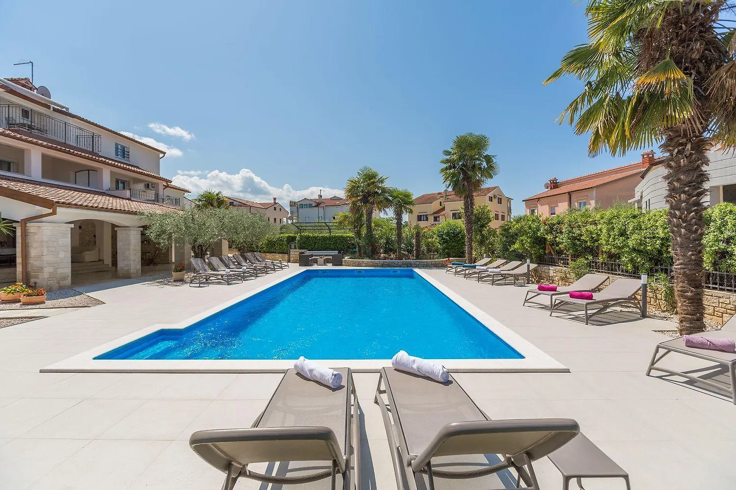 Strandnahes Apartment Mit 60M2 Grossem Pool, Bbq, Liegen, Nur 800 Meter Zum Strand Porec 0*,  Croatia